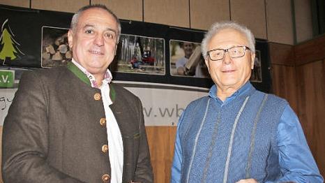 Für vorbildliche Waldbewirtschaftung ehrte WBV-Vorsitzender Robert Hümmer (rechts) Bernhard Jung aus Ebensfeld mit der "Goldenen Heppe". Hans Schauer, der verhindert war, erhält den Preis nachträglich.