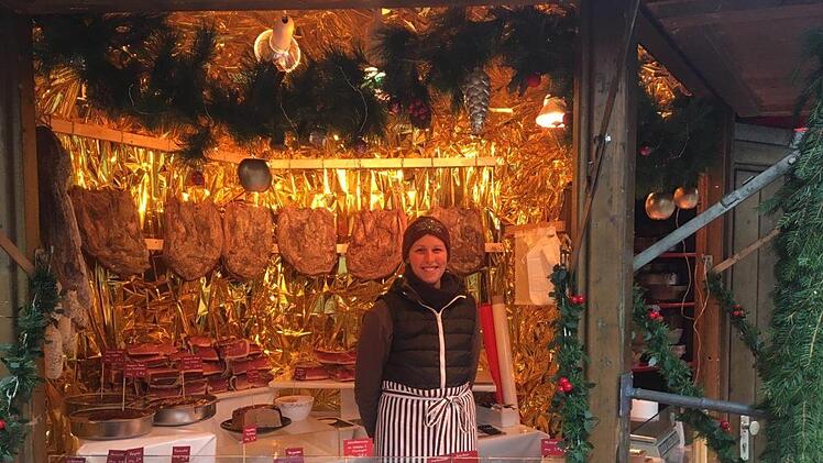 Seit nunmehr 38 Jahren gibt es auf dem Coburger Weihnachtsmarkt eine Verkaufsbude mit alpenländischen Wurst- und Schinkenspezialitäten - unser Foto stammt aus dem Jahr 2019, als erstmals Miriam Lange dafür verantwortlich zeichnete.Oliver Schmidt