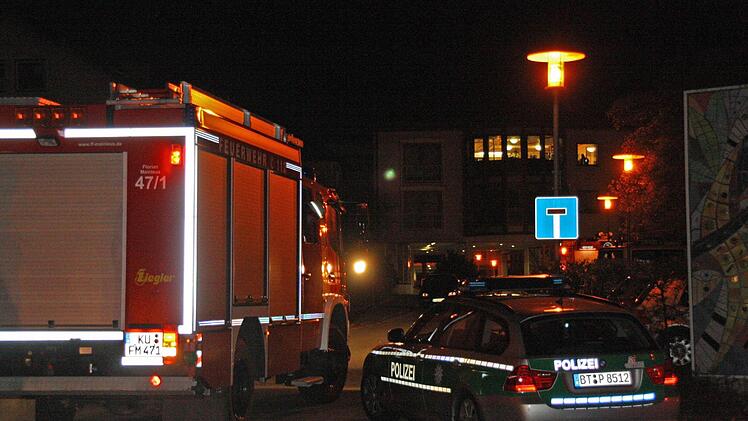 Feuerwehr, BRK-Rettungsdienst und Polizei rückten am Montagabend beim Feueralarm im Alten- und Pflegeheim in der Johann-Brenk-Straße aus. Foto: Katrin Geyer