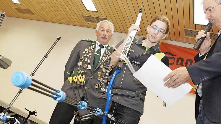 Elisa Tartler präsentiert ihren Bogen