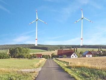 So wie in dieser Fotomontage wären die Windräder über Kienfeld weithin sichtbar.