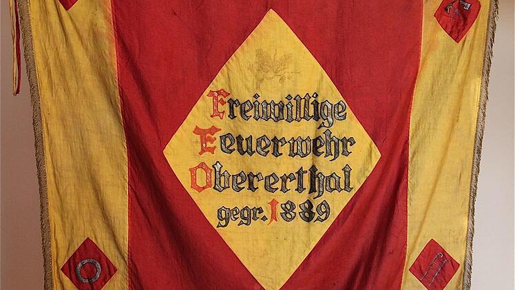 Wie ein Schatz gehütet wird die Fahne der Obererthaler Feuerwehr aus dem Gründungsjahr 1889. Fotos: Gerd Schaar