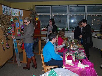 Über eine harmonische und stimmungsvolle Weihnachtsfeier freuten sich die Schüler, Eltern und Lehrer der Grund- und Mittelschule Wildflecken. Gut angenommen wurde der Weihnachtsmarkt, bei dem sich für viele Besucher etwas finden ließ.  Foto: Manfred Mellenthin