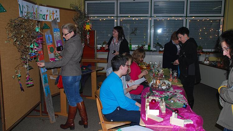 Über eine harmonische und stimmungsvolle Weihnachtsfeier freuten sich die Schüler, Eltern und Lehrer der Grund- und Mittelschule Wildflecken. Gut angenommen wurde der Weihnachtsmarkt, bei dem sich für viele Besucher etwas finden ließ.  Foto: Manfred Mellenthin