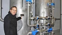 In diesem "Boiler" wird das Uran von einem Kunstharz aus dem Trinkwasser gefiltert, zeigt Bürgermeister Wolfram Thein.Foto; Ralf Kestel