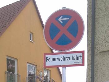 Das absolute Haltverbot mit Feuerwehrzufahrt direkt vor dem Eingang des Kindergartens in der Mainleuser Hauptstraße hat die Eltern auf die Palme gebracht. Jetzt ist ein Kompromiss ins Sicht, um die harte Regelung aufzuweichen. Foto: Archiv