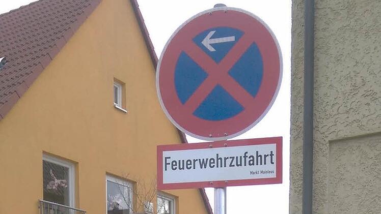 Das absolute Haltverbot mit Feuerwehrzufahrt direkt vor dem Eingang des Kindergartens in der Mainleuser Hauptstraße hat die Eltern auf die Palme gebracht. Jetzt ist ein Kompromiss ins Sicht, um die harte Regelung aufzuweichen. Foto: Archiv