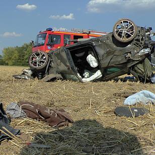 Renault ueberschlaegt sich mehrfach - Fahrer lebensgefaehrlich verletzt