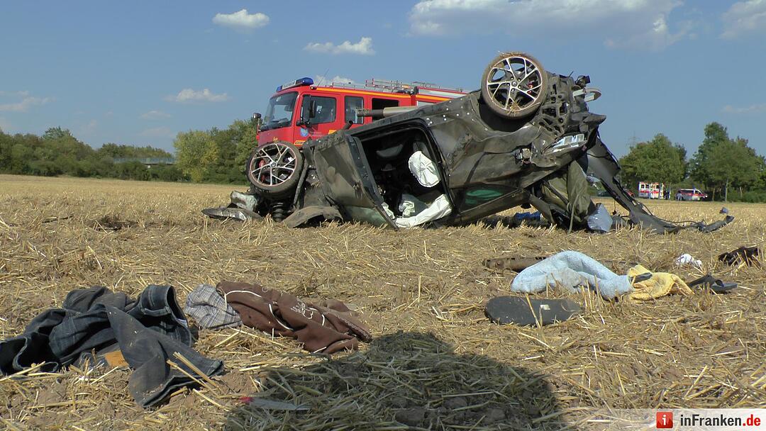 Renault ueberschlaegt sich mehrfach - Fahrer lebensgefaehrlich verletzt