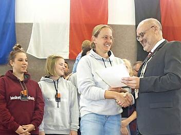 Meister in der Bezirksoberliga wurden die Basketballdamen der SG Oerlenbach/ Ebenhausen. Bürgermeister Franz Kuhn überreichte Spielführerin Bärbel Gunreben die Ehrenurkunde. Fotos: Stefan Geiger