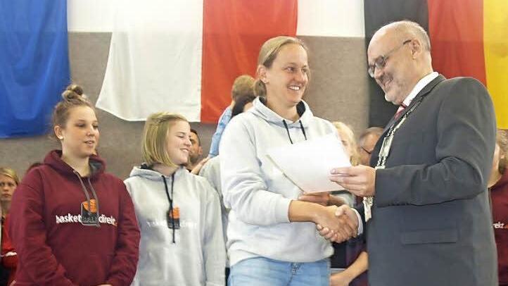 Meister in der Bezirksoberliga wurden die Basketballdamen der SG Oerlenbach/ Ebenhausen. Bürgermeister Franz Kuhn überreichte Spielführerin Bärbel Gunreben die Ehrenurkunde. Fotos: Stefan Geiger