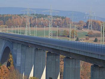 Schon beim Bau der in Kürze fertig gestellten 380-kV-Leitung war es nicht leicht, einen akzeptablen Trassenverlauf zu finden. Vor allem am Froschgrundsee wurde es eng. Nun zieht die Politik die Möglichkeit in Betracht, noch eine weitere Leitung parallel zu bauen. Foto: Rainer Lutz