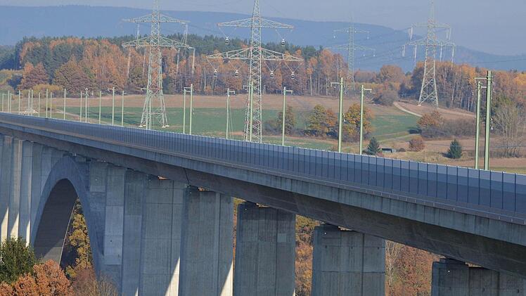 Schon beim Bau der in Kürze fertig gestellten 380-kV-Leitung war es nicht leicht, einen akzeptablen Trassenverlauf zu finden. Vor allem am Froschgrundsee wurde es eng. Nun zieht die Politik die Möglichkeit in Betracht, noch eine weitere Leitung parallel zu bauen. Foto: Rainer Lutz