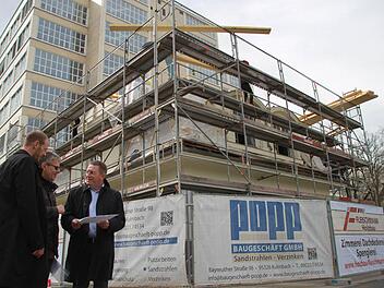 Das Pförtnerhaus ist eingerüstet, die Sanierung in vollem Gang. Unser Bild zeigt OB Henry Schramm (rechts) mit seinem Büro-Leiter Simon Ries (links) und dem Leiter der Hochbauabteilung, Bernd Ohnemüller, bei der Baustellen-Besichtigung. Fotos: Alexander Hartmann