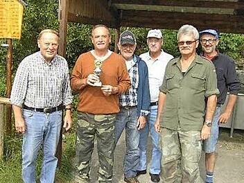Siegerehrung nach dem Angeln; im Bild (von links) Vorsitzender Horst Bittermann, Fischerkönig Bürgermeister Eugen Hain, Zweiter Vorsitzender Günter Schmidt sowie Horst Kämpke, Ronald Lindenberger und Thomas Odörfer Foto: Klaus-Peter Wulf