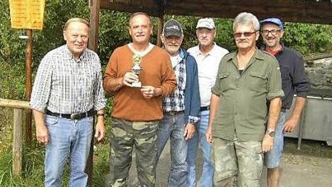 Siegerehrung nach dem Angeln; im Bild (von links) Vorsitzender Horst Bittermann, Fischerkönig Bürgermeister Eugen Hain, Zweiter Vorsitzender Günter Schmidt sowie Horst Kämpke, Ronald Lindenberger und Thomas Odörfer Foto: Klaus-Peter Wulf