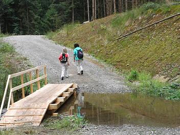 Der Truppenübungsplatz Wildflecken ist heute meist Sperrgebiet. Lediglich zu bestimmten anlässen, wie Anfang August beim Wandertag (im Bild), können Besucher das Areal besichtigen. Damit seine Geschichte nicht verloren geht, wurde jetzt ein Film erstellt. Foto: Joachim Rübel/Archiv