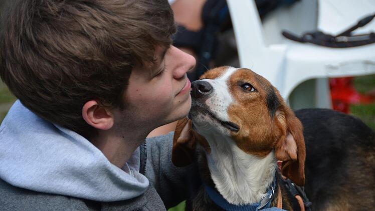 Die Pfleger kümmern sich liebevoll um ihre Schützlinge, die dann auch einiges zurückgeben.