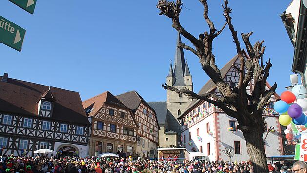 W&uuml;rdiger Rahmen f&uuml;r ausgelassenes Feiern: Die Fachwerkkulisse des Marktplatzes. Fotos: Verena B&uuml;hl