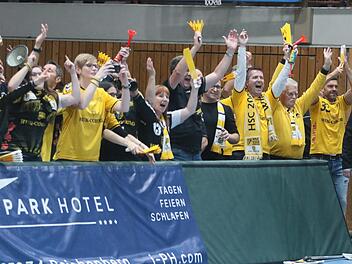 Die treuen HSC-Fans waren nach der Schluss-Sirene aus dem Häuschen und feierten auf der Platte mit ihren Spielern den ersten Punktspielsieg gegen die DJK Wölfe Rimpar. Natürlich hoffen die Anhänger, dass die "Gelb-Schwarzen" die Tabellenführung in der 2. Liga bis zum Schluss verteidigen und wieder in die 1. Liga aufsteigen. Bis dahin ist es aber noch ein lager, steiniger Weg für das Team von Trainer Jan Gorr.