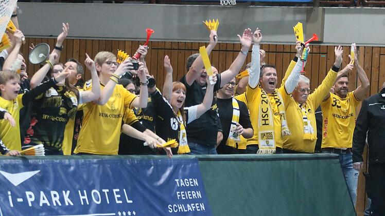 Die treuen HSC-Fans waren nach der Schluss-Sirene aus dem Häuschen und feierten auf der Platte mit ihren Spielern den ersten Punktspielsieg gegen die DJK Wölfe Rimpar. Natürlich hoffen die Anhänger, dass die "Gelb-Schwarzen" die Tabellenführung in der 2. Liga bis zum Schluss verteidigen und wieder in die 1. Liga aufsteigen. Bis dahin ist es aber noch ein lager, steiniger Weg für das Team von Trainer Jan Gorr.