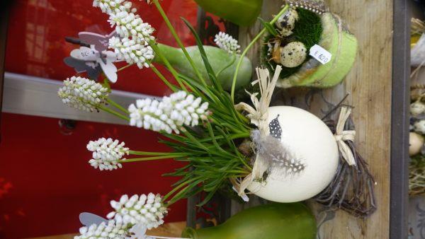 Traubenhyazinthe und Federn greifen das Osterthema  perfekt auf. Foto: inFranken.de