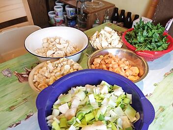 Grob zerkleinertes Gemüse aus dem Garten