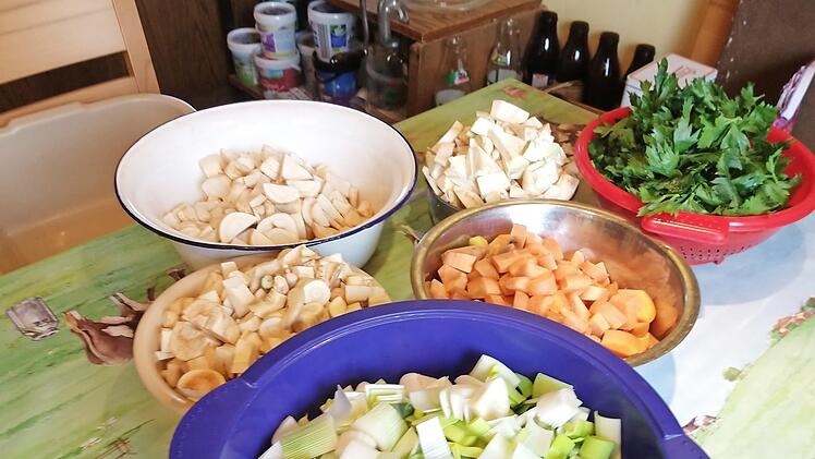 Grob zerkleinertes Gemüse aus dem Garten