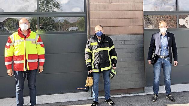 Bis zum Donnerstag haben sie alles vorbereitet (von links): Danny Roth (ASB Coburg), Andreas Hackl (Kommandant der Feuerwehr Niederf&uuml;llbach) und B&uuml;rgermeister Bastian B&uuml;ttner.