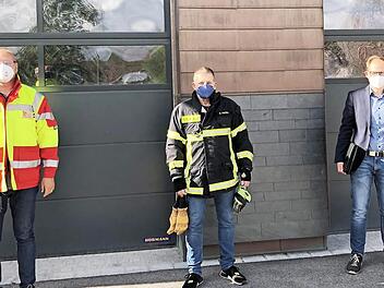 Bis zum Donnerstag haben sie alles vorbereitet (von links): Danny Roth (ASB Coburg), Andreas Hackl (Kommandant der Feuerwehr Niederf&uuml;llbach) und B&uuml;rgermeister Bastian B&uuml;ttner.