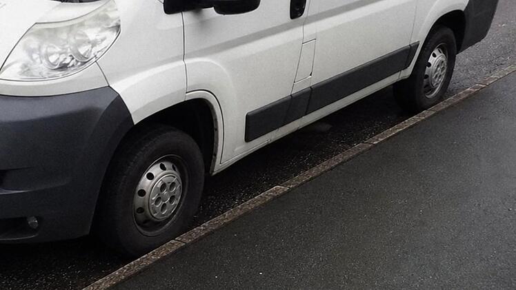 Firmenaufschrift verr&auml;t Fahrerin nach Fahrerflucht in Treuchtlingen