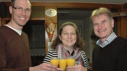 Die Verantwortlichen der Unternehmergemeinschaft haben gut lachen. Auf den Erfolg stoßen beim Neujahrsempfang (von links) Zweiter Vorsitzender Andreas Weinfurtner, Dritte Vorsitzende Monika Heumann und Vorsitzender Klaus Döllner an. Foto: Gerhard Schmidt