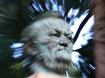 Auch ein Bayreuther Zankapfel: Die Wagner-Büste von Arno Breker im Festspielpark ist zwar ein beliebtes Fotomotiv, aber wegen der NS-Vergangenheit des Künstlers nicht unumstritten. Archivfoto: Marcus Führer/dpa
