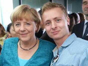 Maximilian Schirmer kam völlig überraschend zu einem Foto, das ihn Seite an Seite mit Bundeskanzlerin Angela Merkel zeigt. Foto: privat