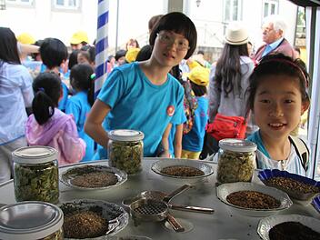 Hopfen und Malz, Gott erhalt's - von diesem Sprichwort haben die chinesischen Kinder zwar noch nie etwas gehört, doch sie statteten dem Brauerei- und Büttnereimuseum in Weißenbrunn einen Besuch ab und wollen darüber in ihren Schülerzeitungen Artikel schreiben.  Foto: Sonja Adam