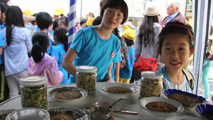 Hopfen und Malz, Gott erhalt's - von diesem Sprichwort haben die chinesischen Kinder zwar noch nie etwas gehört, doch sie statteten dem Brauerei- und Büttnereimuseum in Weißenbrunn einen Besuch ab und wollen darüber in ihren Schülerzeitungen Artikel schreiben.  Foto: Sonja Adam