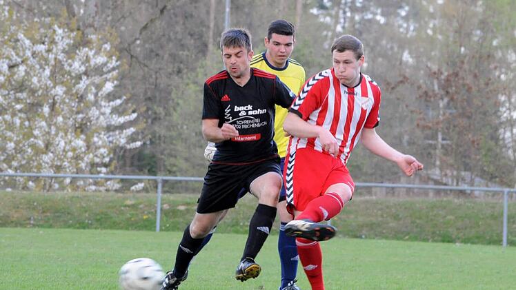 Szene vom Pokalspiel des FC Reichenbach (dunkle Trikots) gegen den TSV Rannungen. Foto: Hopf