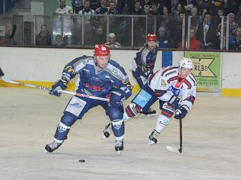 Scharfschütze in Blau: Mit zwei Treffern war Dion Campbell (vorne) Schweinfurts Matchwinner. Rechts: Kissingens Philipp Golz. Foto: Hopf