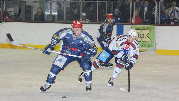 Scharfschütze in Blau: Mit zwei Treffern war Dion Campbell (vorne) Schweinfurts Matchwinner. Rechts: Kissingens Philipp Golz. Foto: Hopf
