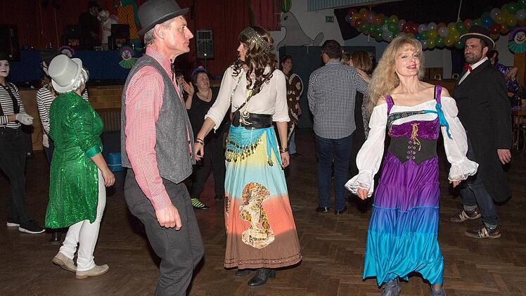 Es war noch Platz auf der Tanzfläche beim Turnerfasching in der Michelauer Angerturnhalle.  Foto: Klaus Gagel