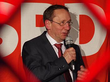 Norbert Gräbner wurde am Samstag zum SPD-Landratskandidaten gekürt. In der "Event-Fabrik" auf dem Dreefs-Gelände präsentierte er sich zwischen rot angestrahlten Gitter-Metallsäulen (im Vordergrund), Beamer-Präsentation und Bierbänken seiner Partei. Foto: Marco Meißner