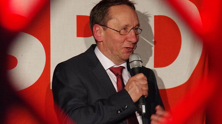 Norbert Gräbner wurde am Samstag zum SPD-Landratskandidaten gekürt. In der "Event-Fabrik" auf dem Dreefs-Gelände präsentierte er sich zwischen rot angestrahlten Gitter-Metallsäulen (im Vordergrund), Beamer-Präsentation und Bierbänken seiner Partei. Foto: Marco Meißner