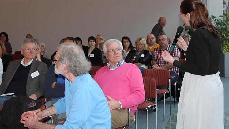 Sabine Hein, Verwaltungsdirektorin der Prümmer-Klinik, moderierte den Austausch. Foto: Ulrike Müller