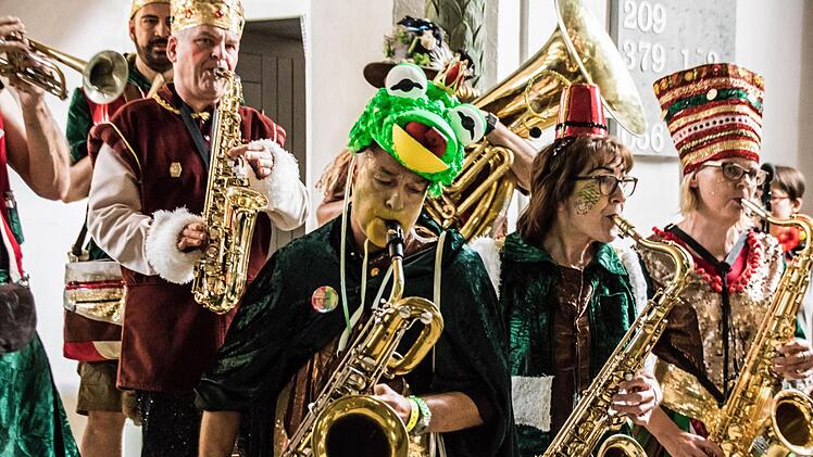 Toller Auftritt: Die Quastenflosser werden bei ihrem Auftritt in der Heilig-Kreuz-Kirche von zahlreichen begeisterten Zuhörern gefeiert. Foto: Jochen Berger