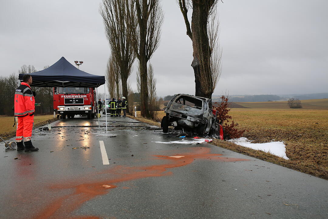 Schwerer Unfall im Kreis Kulmbach - Mann im Fahrzeug verbrannt