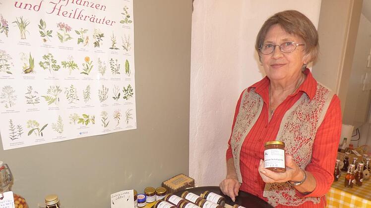 Kräuterpädagogin Monika Börner aus Münchs bietet ihre  vegetarischen Brotaufstriche an. Foto: Thomas Weichert