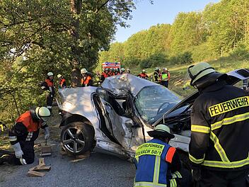 Am Donnerstagmorgen hat ein 19-J&auml;hriger in der Folge eines Autounfalls in Unterfranken sein Leben verloren. Foto: News5/Merzbach