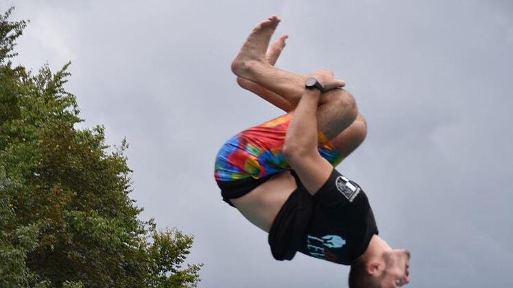 Jonathan St&uuml;binger mit einem Salto. Foto: Uschi Prawitz