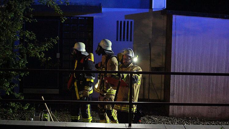 Flammen schlagen aus Reihenhaus