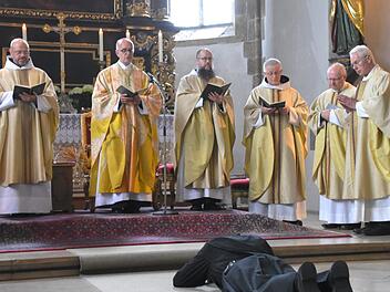 Vor Pater Christoph Heinzmann, Abt Beda Maria Sonnenberg, Pater Josef Maria Böge, Pater Gregor Gogeln aus dem Kloster Veltenburg, Dekan Martin Emge (Forchheim) und Pater Hans Mader von den Jesuiten aus Neumarkt (v. l.) legte Frater Patrick seine Gelübde ab.     Foto: privat